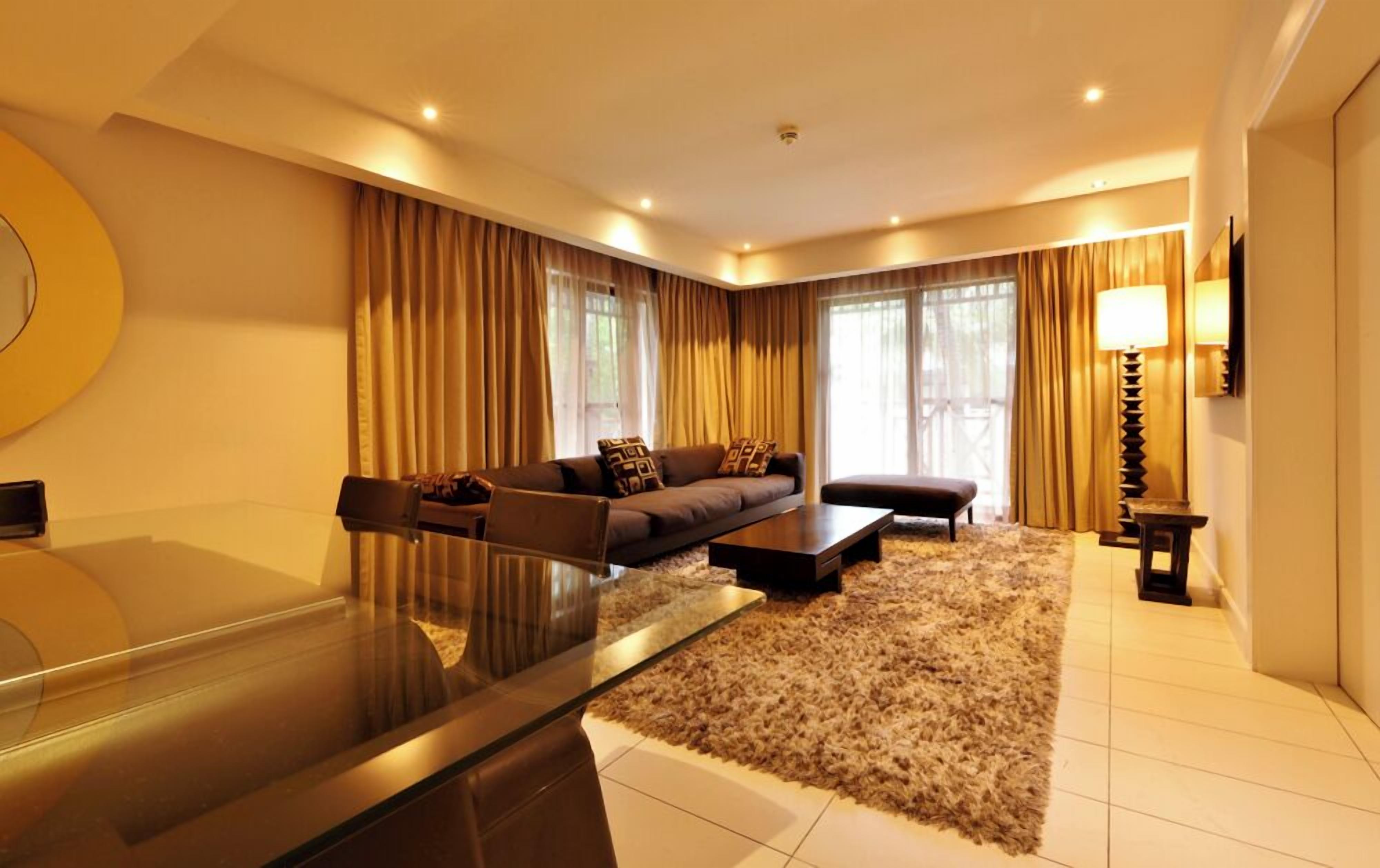 Executive Suite | Living area | 55-inch LED TV with satellite channels, TV, books