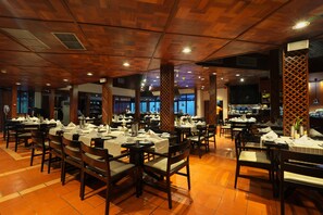3 restaurants, breakfast served