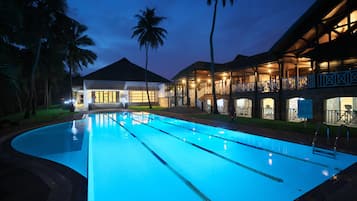 2 piscinas externas, guarda-sóis, espreguiçadeiras