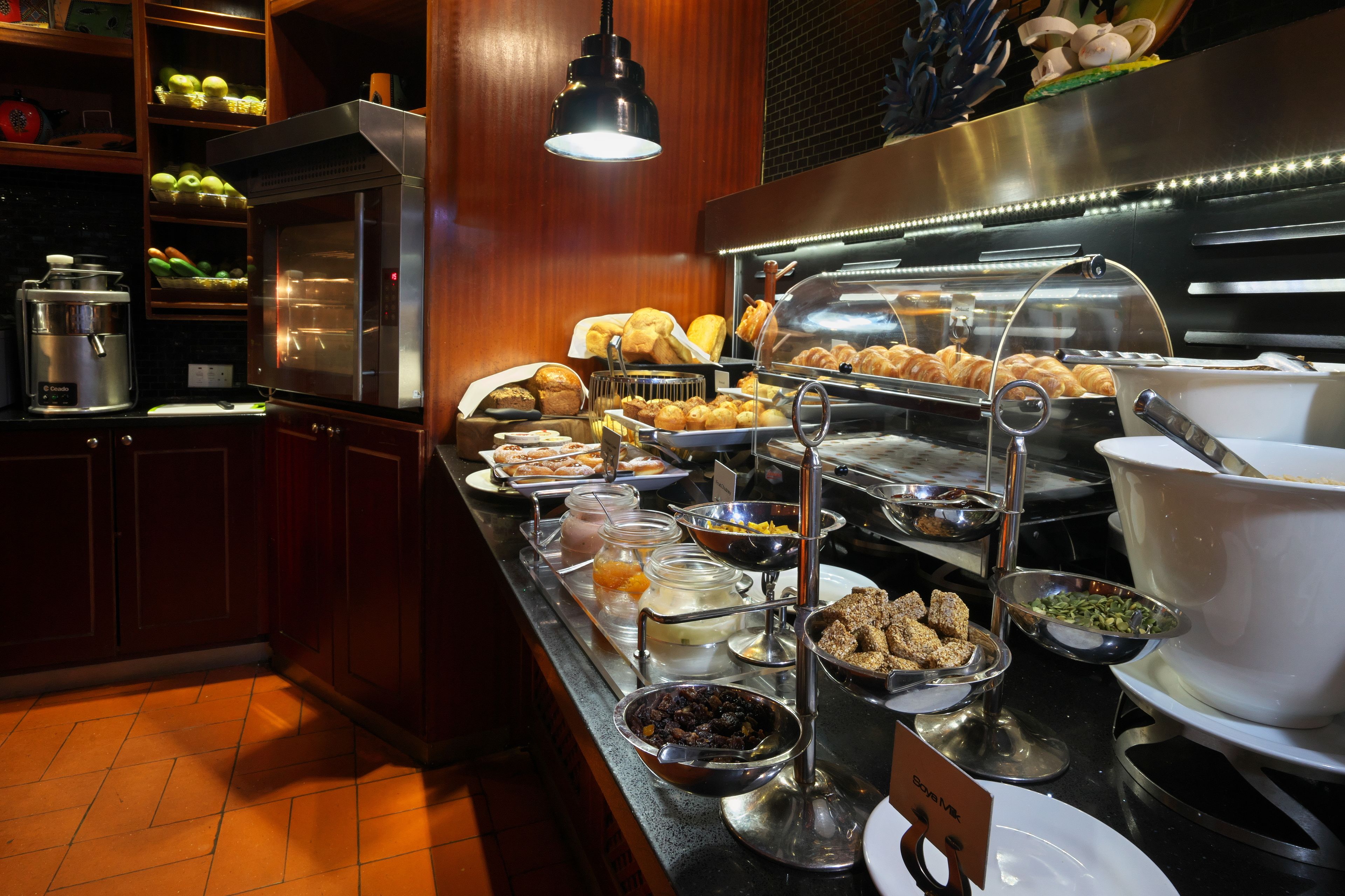 3 restaurants, breakfast served