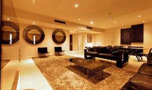 Presidential Suite | Living area | 55-inch LED TV with satellite channels, TV, books