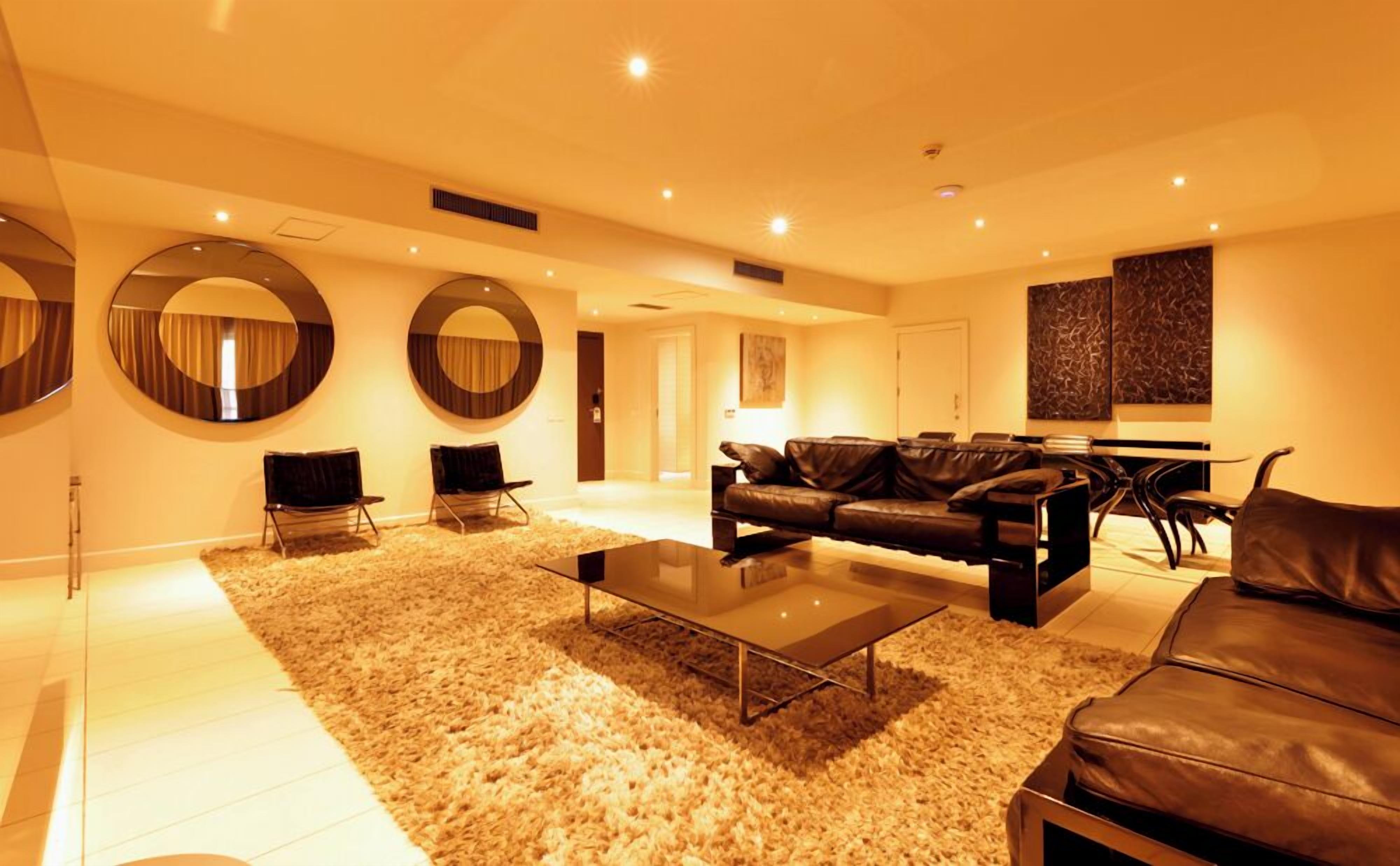 Presidential Suite | Living area | 55-inch LED TV with satellite channels, TV, books