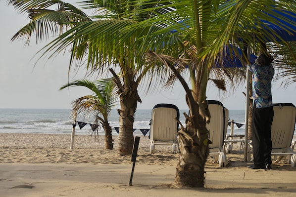 Beach nearby, white sand, sun-loungers, beach umbrellas