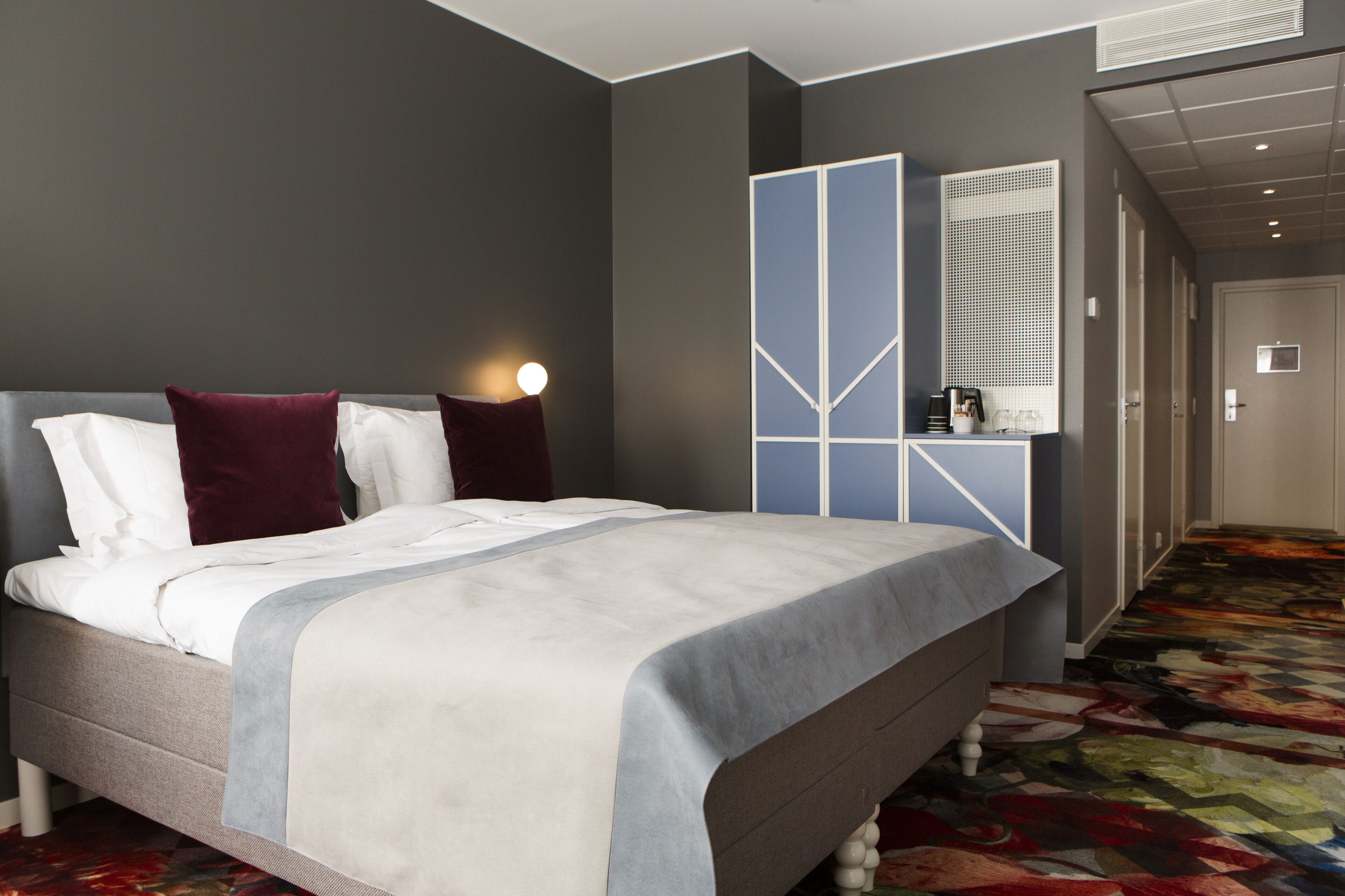 deluxe executive | minibar, in-room safe, desk, laptop workspace