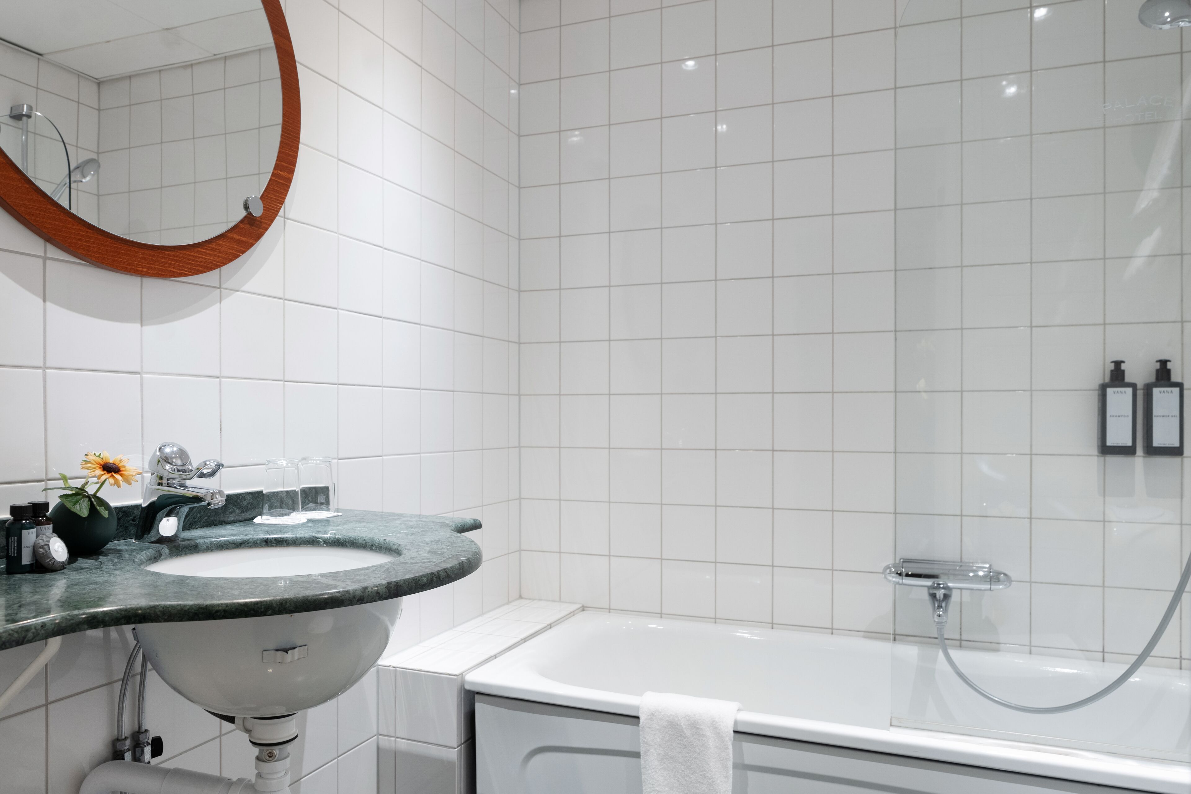 Un baño moderno con lavamanos independiente, bañera y ducha.