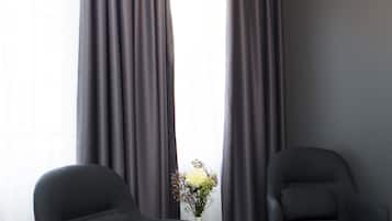 Deluxe Executive | Minibar, vÀrdeförvaringsskÄp pÄ rummet och skrivbord