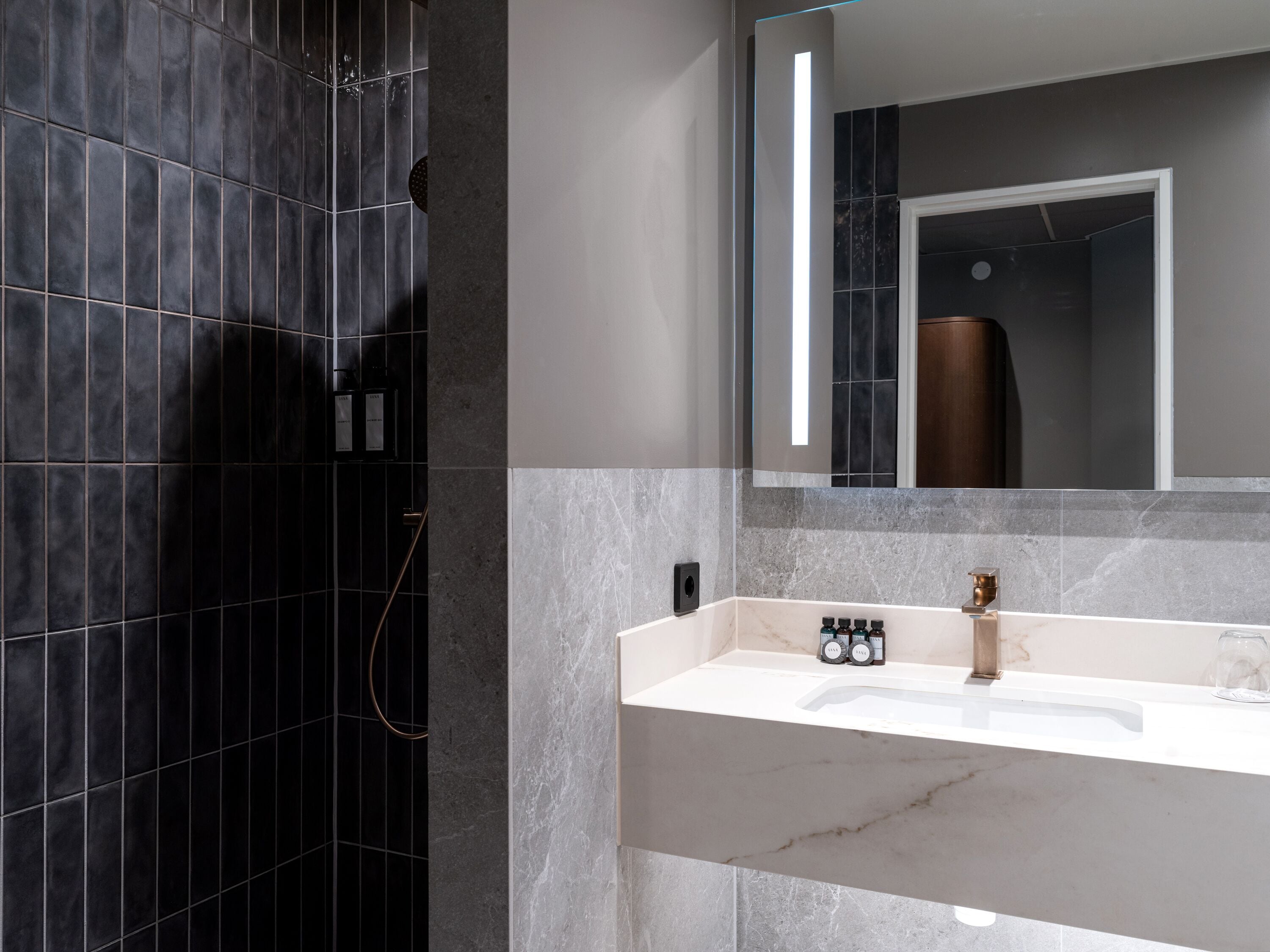 premium family | bathroom | shower, eco-friendly toiletries, towels
