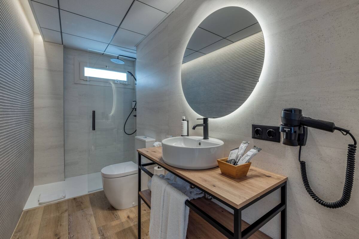 bathtub, deep-soaking bathtub, eco-friendly toiletries, hair dryer