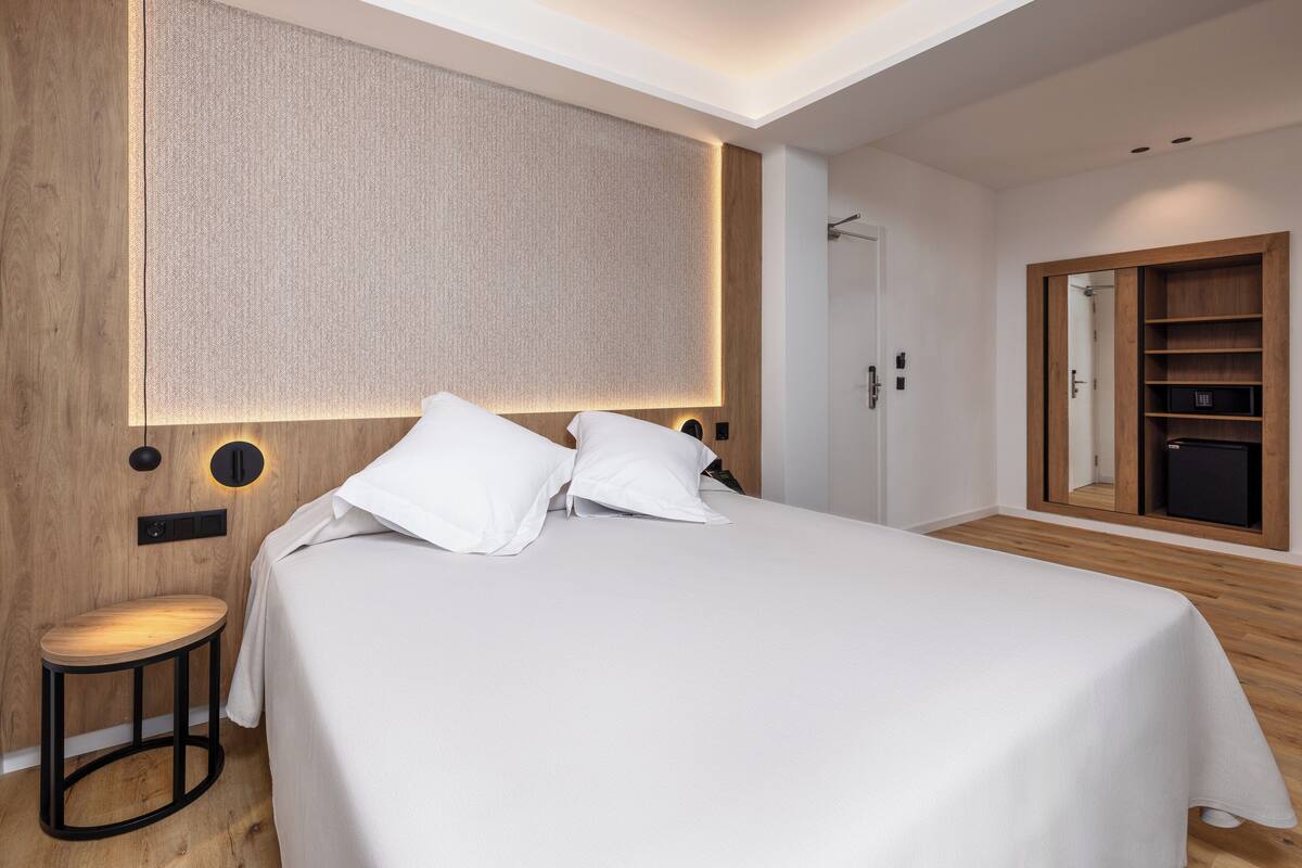 Minibar, két bảo mật tại phòng, bàn 