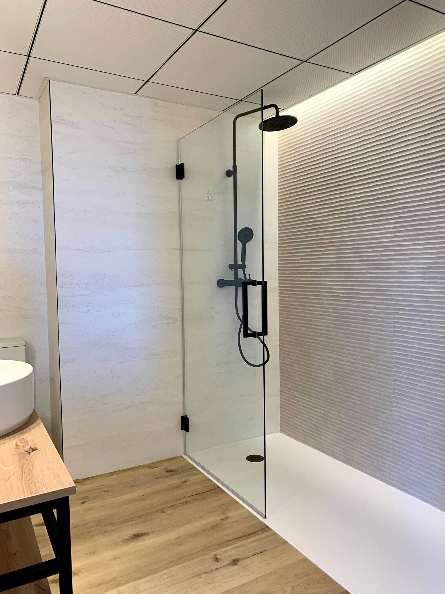 bathtub, deep-soaking bathtub, eco-friendly toiletries, hair dryer