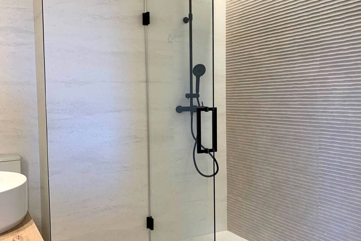 bathtub, deep-soaking bathtub, eco-friendly toiletries, hair dryer