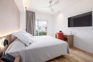 Phòng đôi | Minibar, két bảo mật tại phòng, bàn 