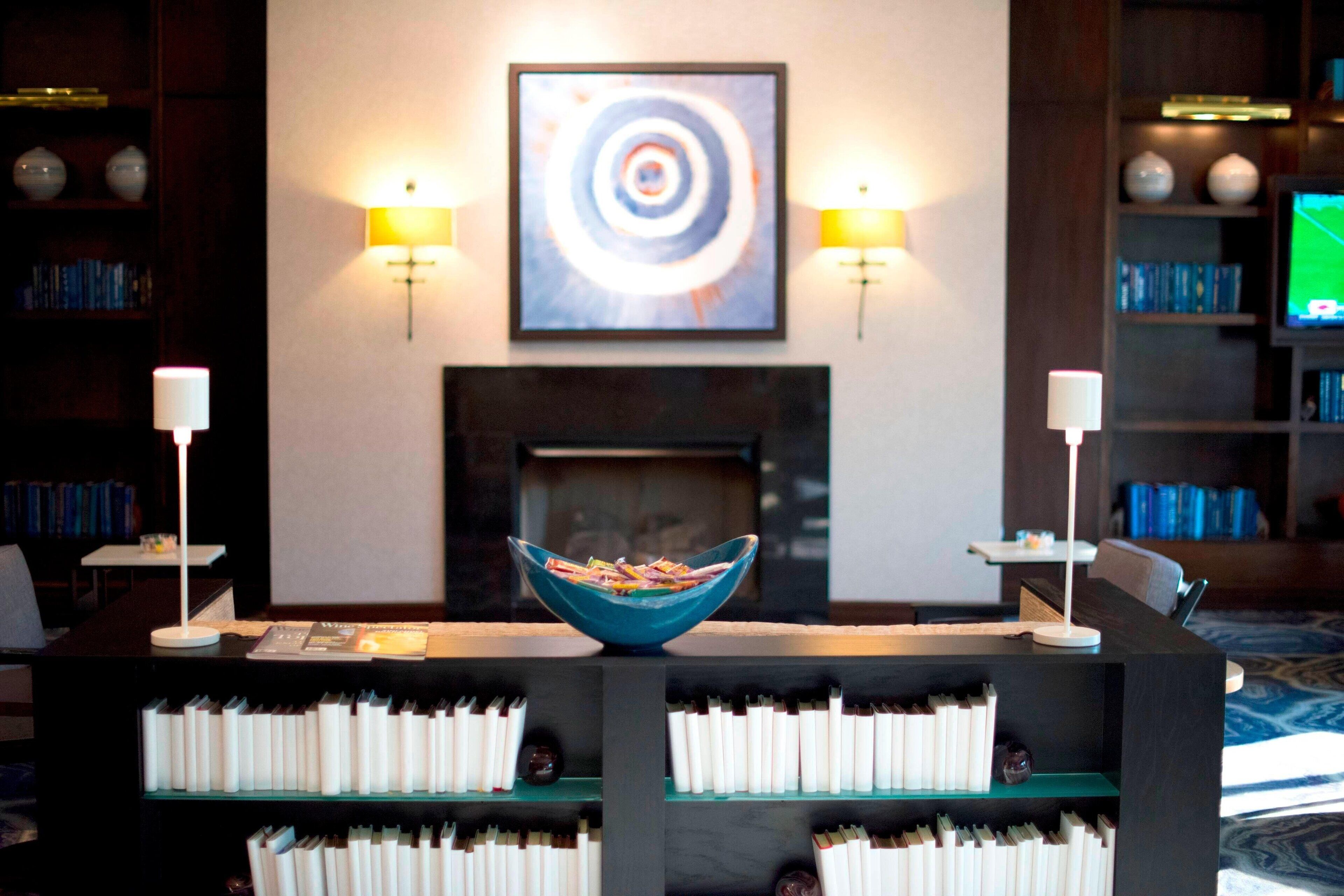 club room, 1 king bed, river view | lounge