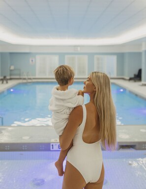 Piscine couverte, chaises longues