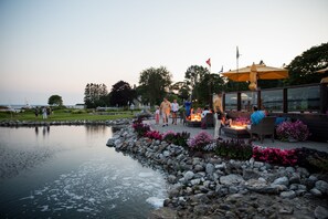 3 间餐厅，供应早餐、午餐和晚餐，美洲菜