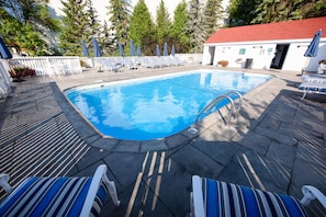 Outdoor pool, pool umbrellas, sun loungers - Mission Point Resort (Mackinac Island)