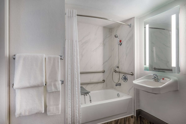 Un baño moderno con bañera, ducha y lavamanos.