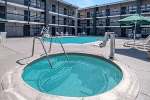 Una piscina al aire libre de temporada