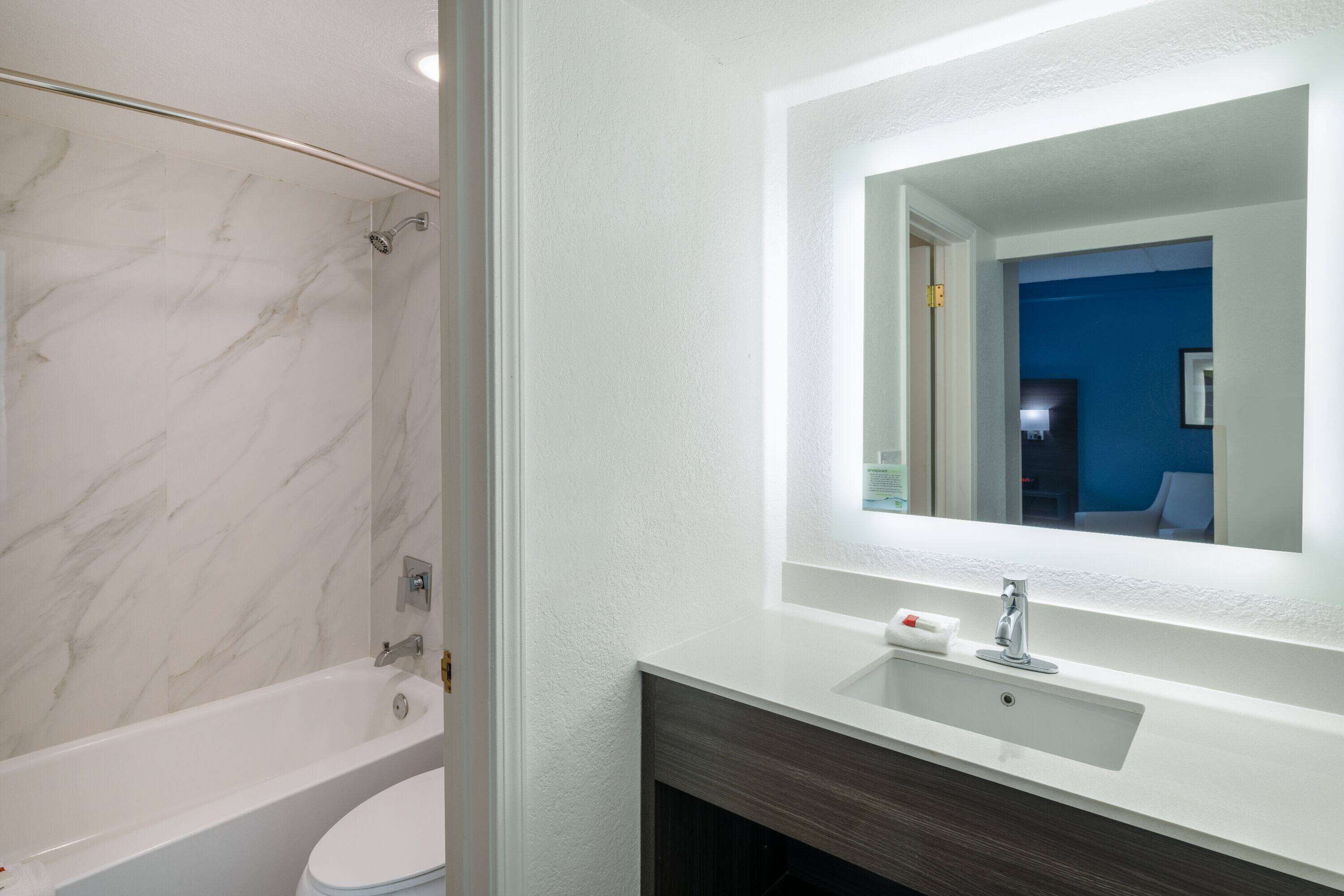 Bañera con ducha, artículos de tocador gratuitos, secador de pelo