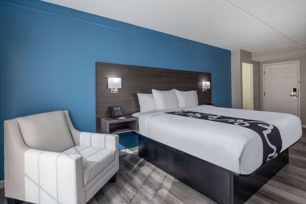 Habitación Deluxe, 1 cama King size, para no fumadores | Ropa de cama de alta calidad, escritorio y cortinas blackout 