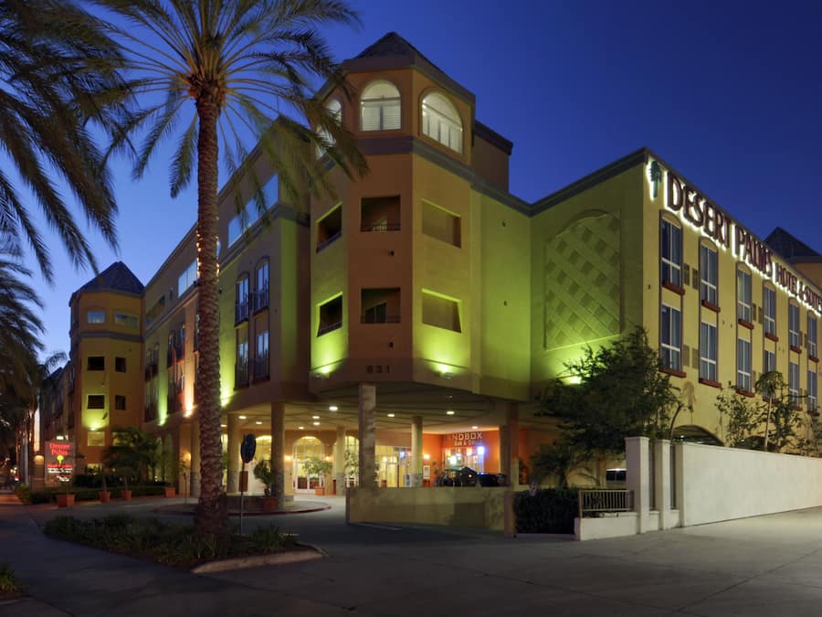 Fachada da propriedade à noite