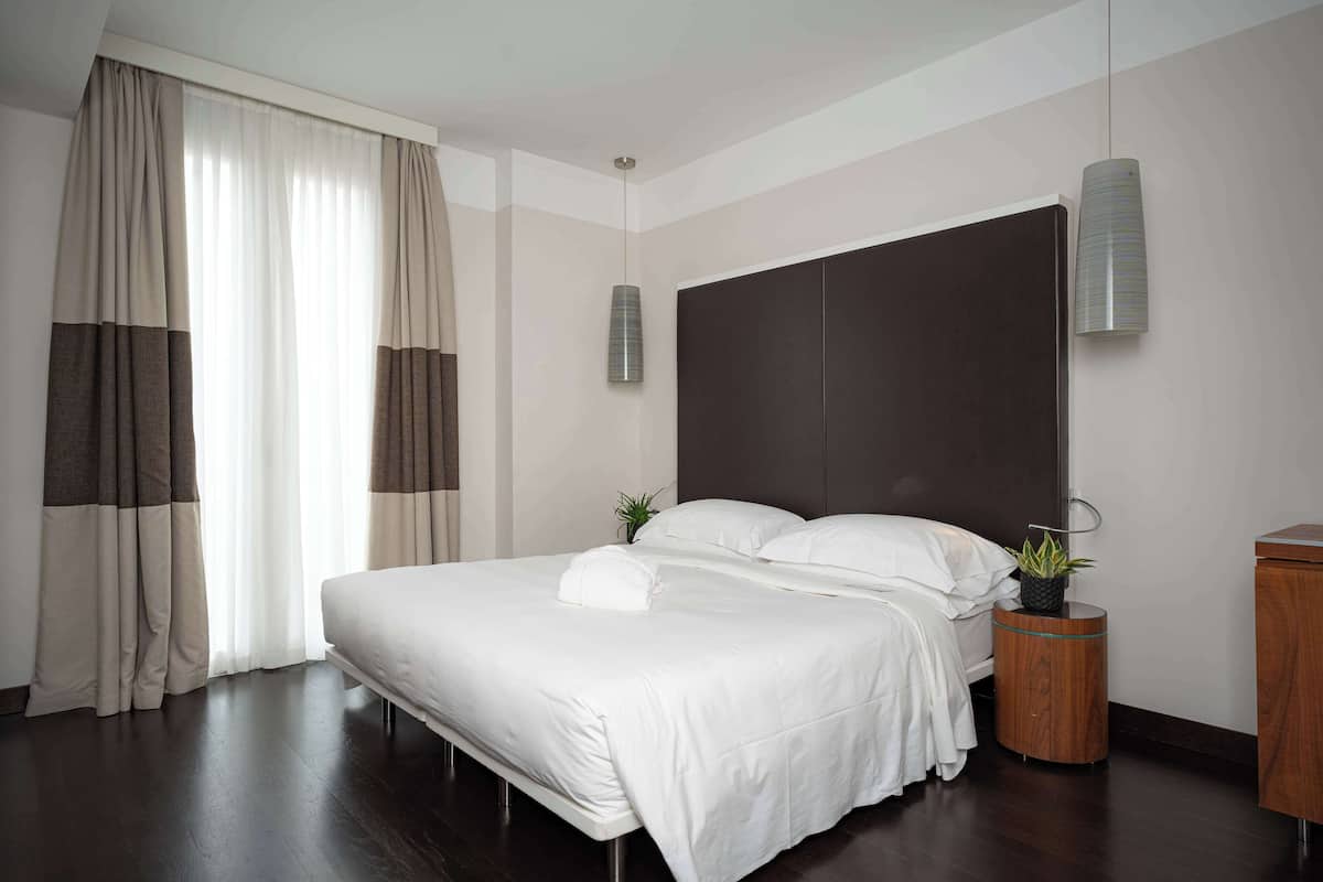 Standard Room, 1 King Bed