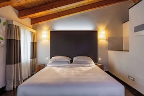 Quarto triplo standard, 1 cama King | Roupas de cama premium, frigobar, cofres nos quartos, escrivaninha