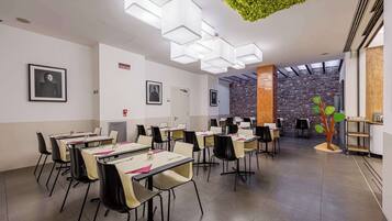 Desayuno buffet (EUR 12 por persona)