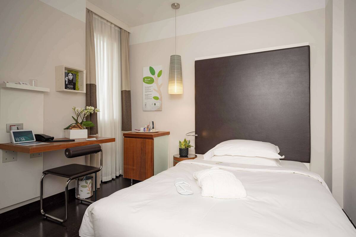 標準客房, 1 張單人床 (Bed is French Bed) | 高級寢具、迷你吧、客房內保險箱、書桌