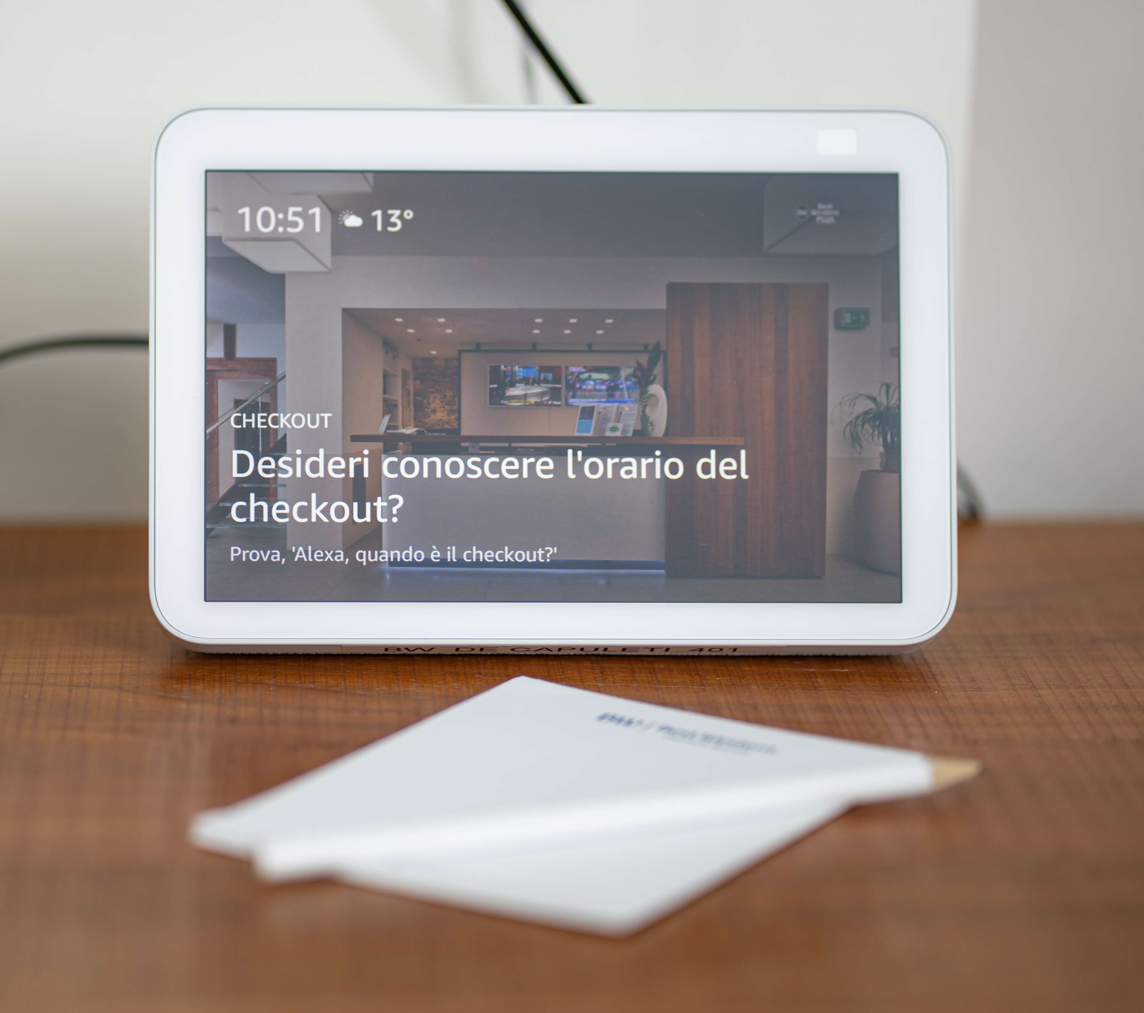 Una tableta mostrando un mensaje sobre horarios de salida.