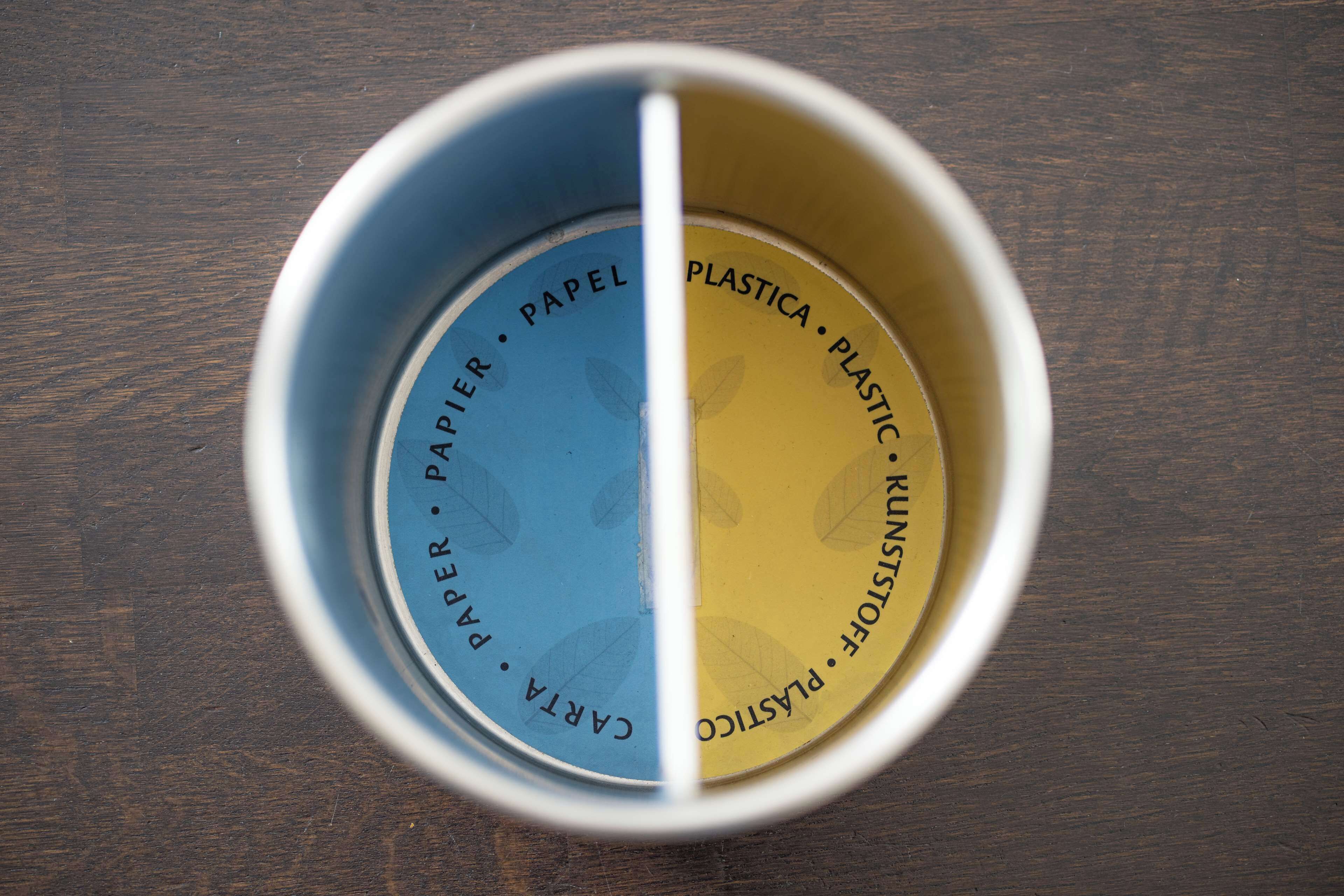 A circular object with text on it, divided into two sections, one labeled "CARTA" and the other "PLASTICICA."