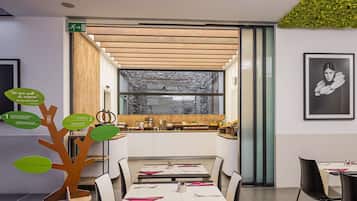 Desayuno buffet diario (EUR 12 por persona)