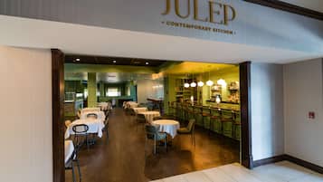 Serveert ontbijt, lunch en diner