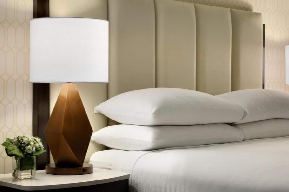 Ropa de cama hipoalergénica y caja de seguridad en la habitación
