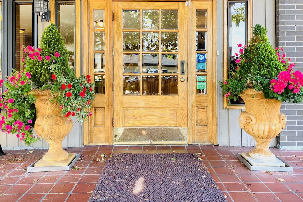 Coachman Inn & Suites