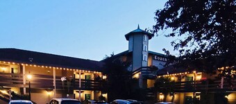 Coachman Inn & Suites