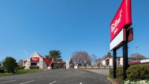 A Red Roof Inn with a clear blue sky.