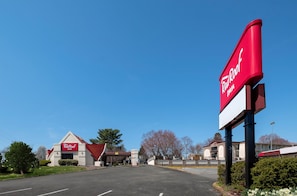 A Red Roof Inn with a clear blue sky.