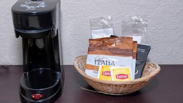 Una macchina da caffè e un cesto con capsule di caffè e una borsa con il logo.