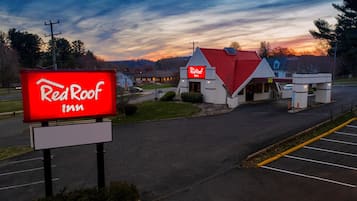 Un Red Roof Inn con tejado rojo y un letrero.