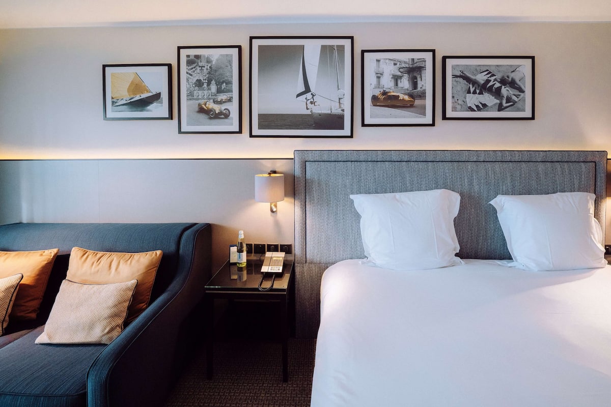 Ropa de cama de alta calidad, cubrecamas y minibar