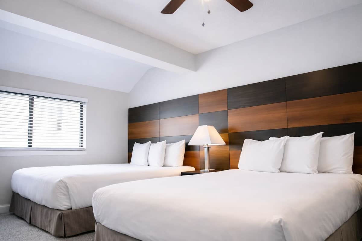 Ropa de cama de alta calidad, camas con pillow-top y escritorio
