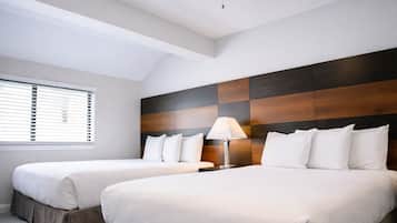 Luxe beddengoed, pillowtop-bedden, een bureau, een laptopwerkplek