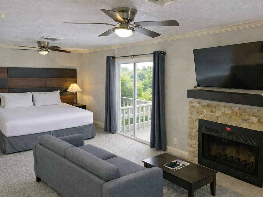 Luxury Studio Suite, Accessible | Premium bedding, pillowtop beds, desk, laptop workspace