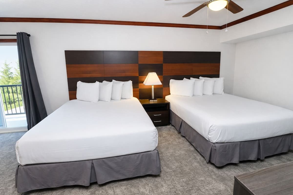 Ropa de cama de alta calidad, camas con pillow-top y escritorio