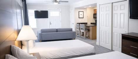 Suite estudio de lujo, 2 camas de matrimonio, cocina | Zona de estar | Televisión LCD de 43 pulgadas con canales por cable, una televisión
