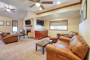 Presidential Grand Royal Penthouse | Living area | 43-inch LCD TV with cable channels, TV - Annabell Gardens (Lincoln)