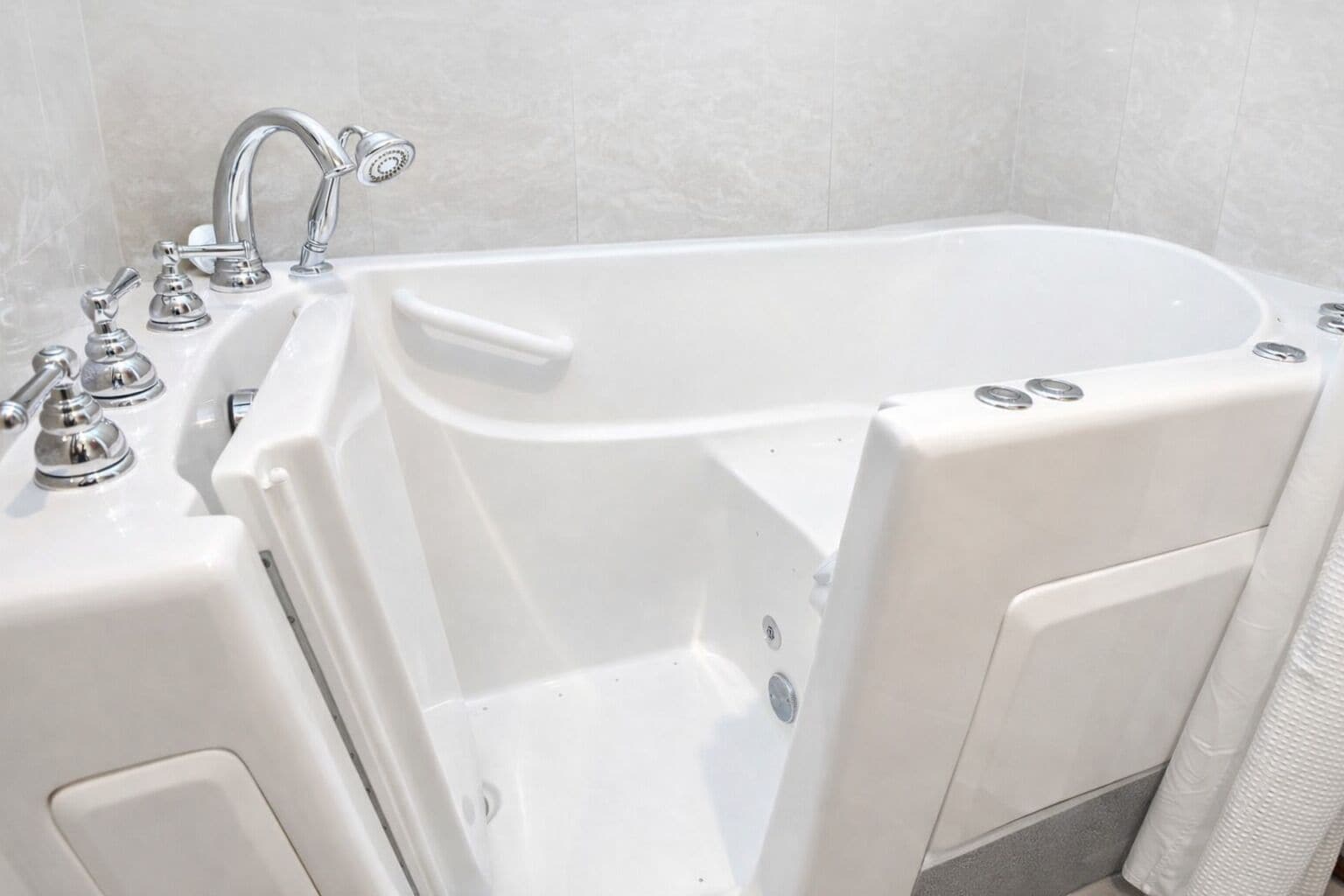 Una bañera blanca con cabezal de ducha y grifo, un panel de control y una cortina de ducha texturizada.
