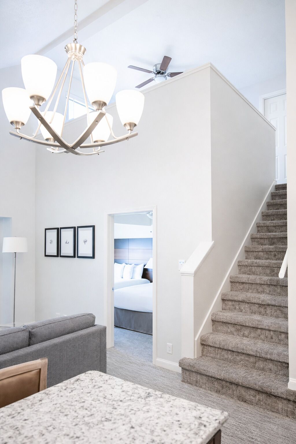 Penthouse de lujo, 2 habitaciones, cocina | Área de sala de estar | Televisión LCD de 43 pulgadas con canales por cable y televisión 