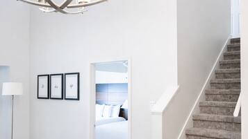 Penthouse de lujo, 2 habitaciones, cocina | Área de sala de estar | Televisión LCD de 43 pulgadas con canales por cable y televisión